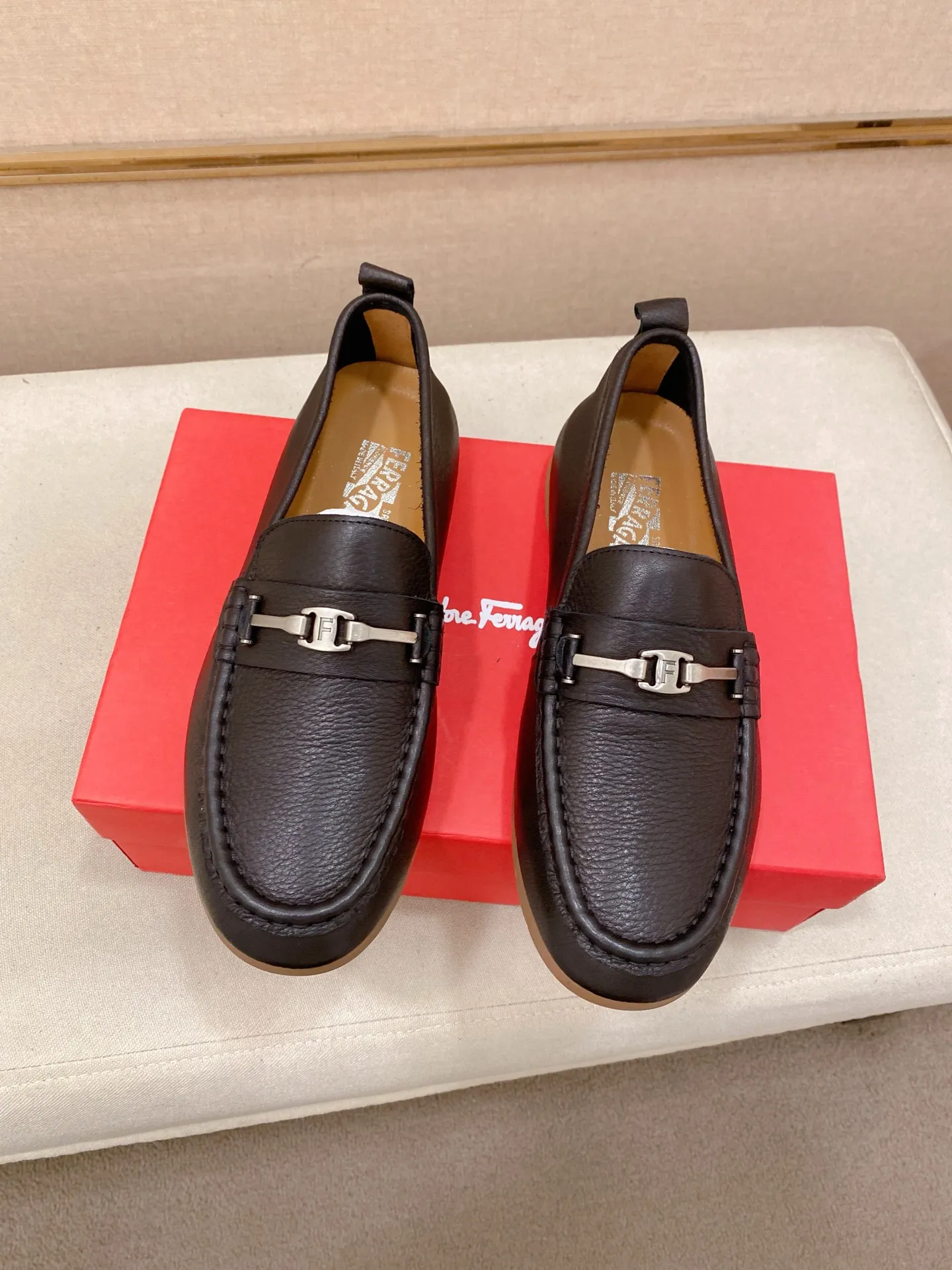Factory price 500💰 Original Ferragamo men's shoes! The world's top brands...Luxury quality...//Fashion and high-end footwear 👍💪🏻...give you a low-key luxury comfort experience👍. The upper is made of pure Italian imported original cowhide and sweat-absorbent sheepskin lining. It is comfortable and breathable, high-end and classy... luxurious and noble!! .. OEM factory shipment [Hug] stall.. Original board. Welcome to taste..38--44.